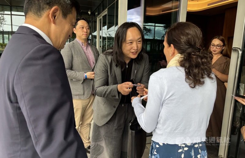 無任所大使唐鳳（中）16日在馬尼拉參加菲律賓新聞媒體Rappler主辦的「社會公益峰會」，並跟與會者互動。中央社記者林行健馬尼拉攝　114年11月16日