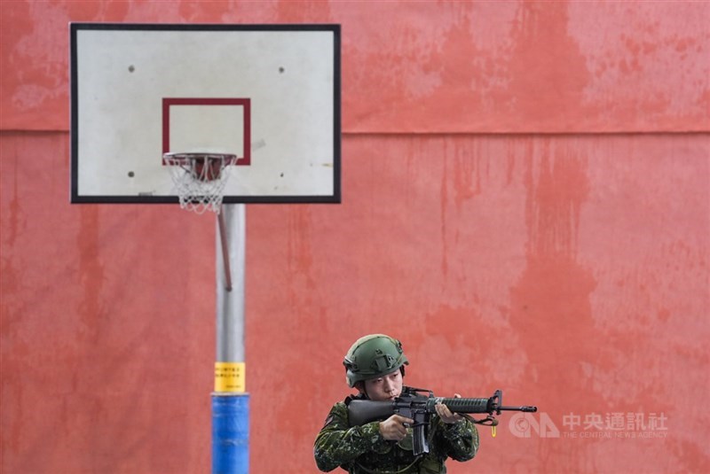 國軍單兵戰鬥基本教練中，例如「請鄰兵以火力掩護我」等報告詞為役男集體回憶，但隨作戰環境改變，單戰內容規劃將於明年更新，部分報告詞將走入歷史。（示意圖／中央社檔案照片）