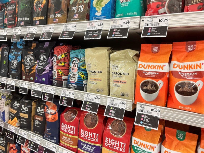 美國紐澤西州超市貨架上擺放著咖啡粉。（路透社）