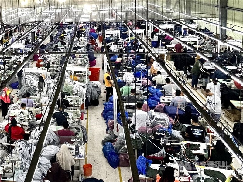 圖為台商在海外的成衣廠。 （中央社檔案照片）