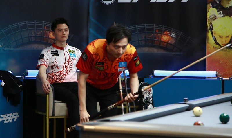 撞球好手柯秉中(前)16日在2025 CTPBA職業撞球巡迴賽第4站的冠軍戰與哥哥柯秉逸(後)再度交手,最終由柯秉中拿下冠軍。(CTPBA提供)中央社記者黎建忠傳真 114年11月16日