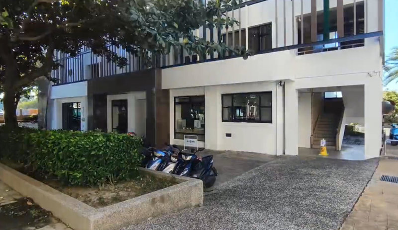 台中龍井圖書館16日有民眾正要離開時，右腳背一陣痛，發現遭蛇吻，緊急送醫，相關單位後續在館內捕獲一條30公分眼鏡蛇。（民眾提供）中央社記者趙麗妍傳真　114年11月16日