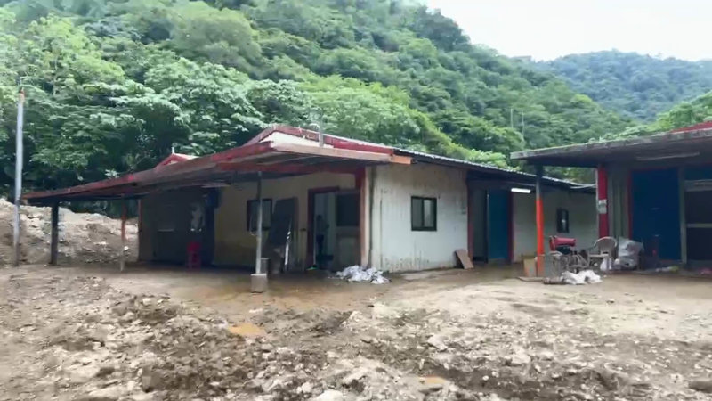 颱風鳳凰來襲造成宜蘭蘇澳大淹水，湖東路山坡發生土石流，大量土石堆積在鐵皮住家，約有半層樓高，經連日清運後，16日下午已可重見住家外觀。（蘇澳鎮永春里長張盛國提供）中央社記者王朝鈺傳真 114年11月16日