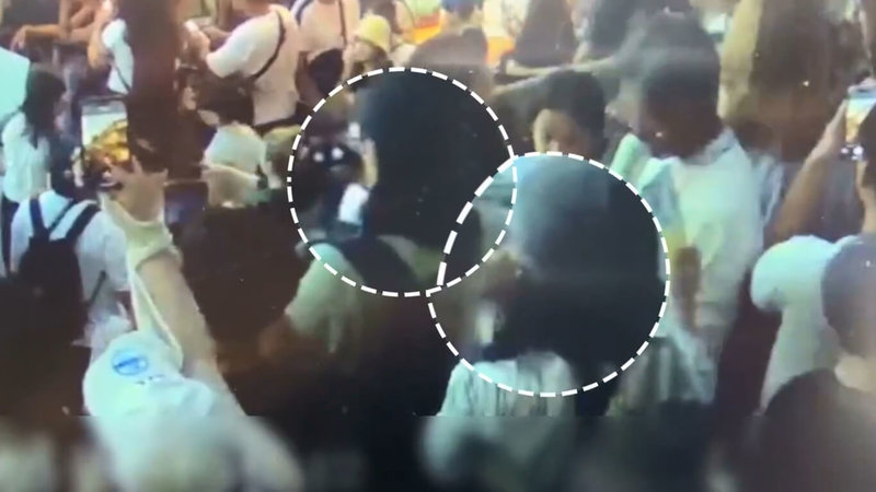 有日籍旅客日前走訪新北市瑞芳區九份老街時皮夾遭竊，警方獲報追查，發現2名蒙古女子涉案，其中一人負責把風、另一人下手（白圈處），15日逮捕2女詢後送辦。（讀者提供）中央社記者王朝鈺傳真　114年11月16日