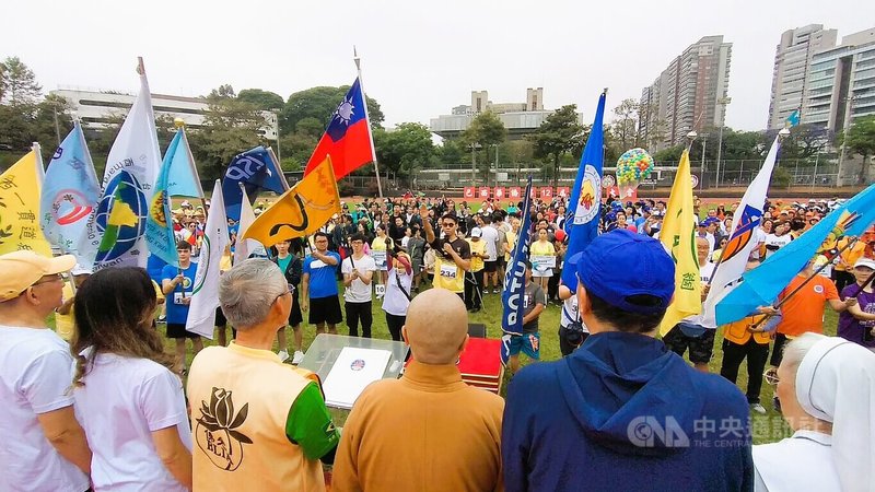 巴西華僑第12屆運動大會15日在聖保羅市COTP綜合體育訓練場隆重舉行,共有23個華僑社團,逾1200名選手參賽。圖為運動員代表宣誓,實踐公平比賽。中央社記者唐雅陵聖保羅攝 114年11月16日