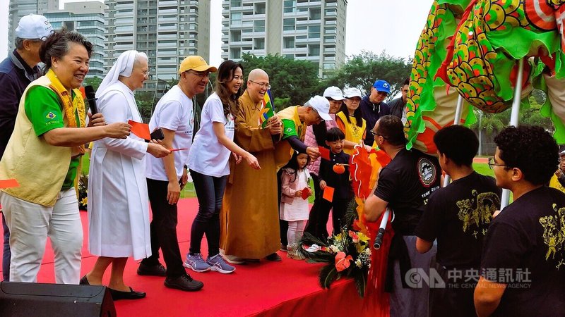 巴西華僑第12屆運動大會15日在聖保羅市COTP綜合體育訓練場隆重舉行,祥龍獻瑞表演登場。聖保羅文教中心主任尤正才(左3)、駐聖保羅台北經濟文化辦事處處長朱怡靜(左4)、本屆主辦單位國際佛光會巴西協會主任委員許永隆(左6)。中央社記者唐雅陵聖保羅攝 114年11月16日