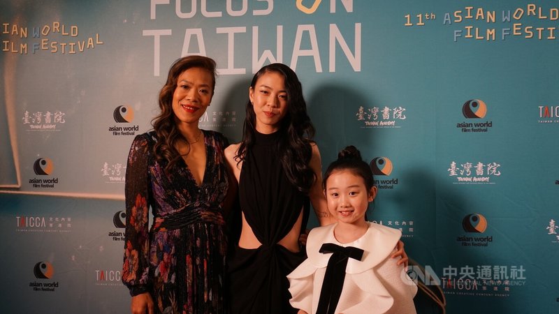 電影「左撇子女孩」導演鄒時擎（左起）與演員馬士媛、葉子綺出席洛杉磯的亞洲國際電影節。中央社記者林宏翰洛杉磯攝　114年11月16日