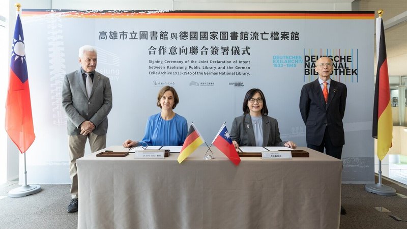 高雄市立圖書館16日與德國國家圖書館流亡檔案館正式簽署合作協議，由高市圖館長李金鴦（右2）與檔案館長阿斯穆斯（Sylvia Asmus）（左2），代表簽署，期待未來雙方能在展覽、典藏、研究與教育推廣等面向展開更多交流。（高雄市文化局提供）中央社記者蔡孟妤傳真　114年11月16日