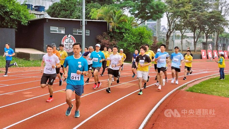 巴西華僑第12屆運動大會15日在聖保羅市COTP綜合體育訓練場隆重舉行,圖為男子3000公尺賽跑。中央社記者唐雅陵聖保羅攝 114年11月16日