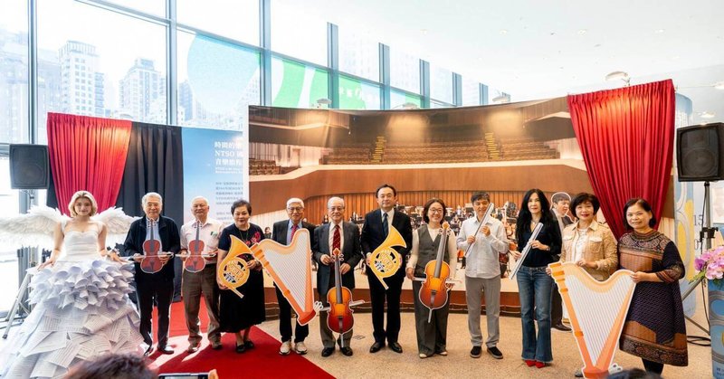 「時間的樂譜—國立台灣交響樂團80年音樂旅程」特展15日在台中國家歌劇忘我廳開幕，文化部政務次長王時思（右5）、國立台灣交響樂團長歐陽慧剛（右6）及首席客席指揮水藍（右4）等與會貴賓合影祝賀。（國台交提供）  中央社  114年11月16日