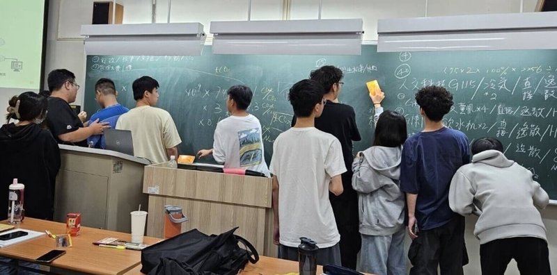 為培育2050淨零轉型所需人才，環境部國家環境研究院結合全國32所大學，於今年3月28日成立「環境部淨零綠領人才培育聯盟」，並開設為期48小時的「環境部淨零綠領人才培育課程」。圖為學員參與實務課程。（環境部提供）中央社記者張雄風傳真  114年11月16日