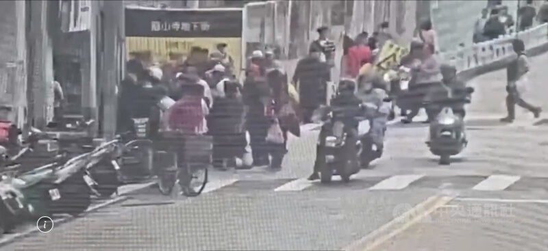 台北市萬華區龍山寺外3日疑有人設攤買賣個資。（翻攝照片）中央社記者黃麗芸傳真　114年11月3日