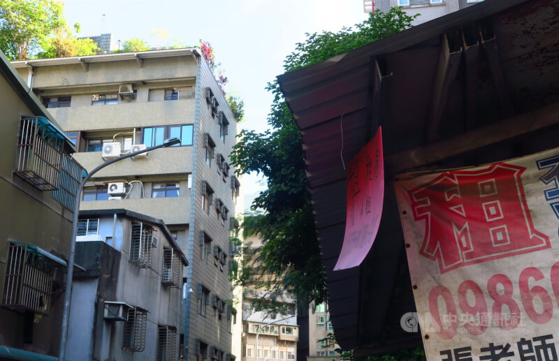 圖為台北市市民大道巷內出租布條。（中央社檔案照片）