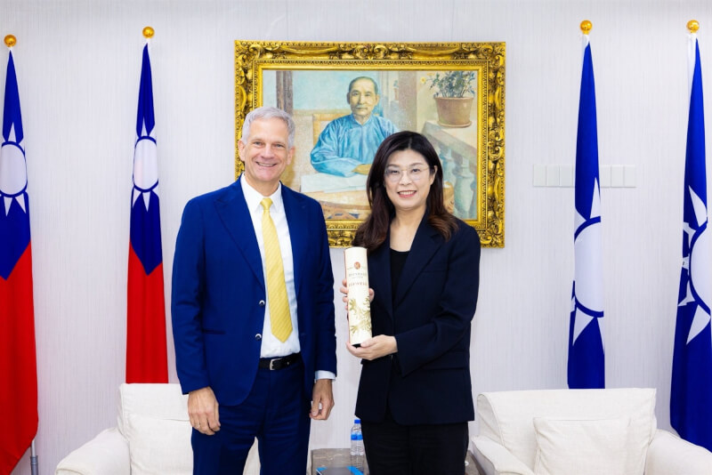 國民黨主席鄭麗文（右）16日在國民黨中央黨部接見德國在台協會處長狄嘉信（左）。（圖取自facebook.com/ChengLiwen2018）