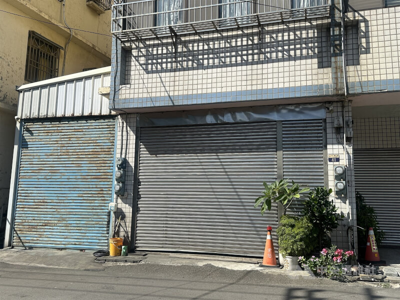 台中市食安處稽查在梧棲區龍忠蛋行查獲來自文雅畜牧場的籃蛋含芬普尼代謝物超標，要求立刻下架。中央社記者趙麗妍攝　114年11月16日