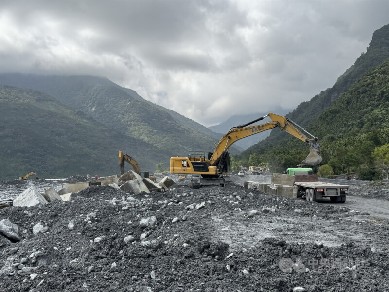 颱風鳳凰外圍環流及馬太鞍新生成3號堰塞湖溢流，暴漲溪水從馬太鞍溪左岸溢淹進入花蓮縣萬榮鄉及鳳林鎮，目前正在施作5公尺高臨時土堤，未來將興建600公尺長導流堤。中央社記者張祈攝　114年11月15日