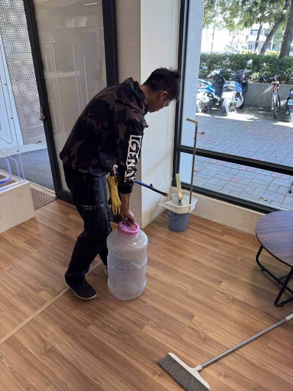 台中市龍井區龍井圖書館16日發生婦人遭蛇咬傷事件,農業局表示,獲報後立刻指派專業廠商到場處置,在館內捕獲30公分長的眼鏡蛇。(民眾提供)中央社記者趙麗妍傳真 114年11月16日