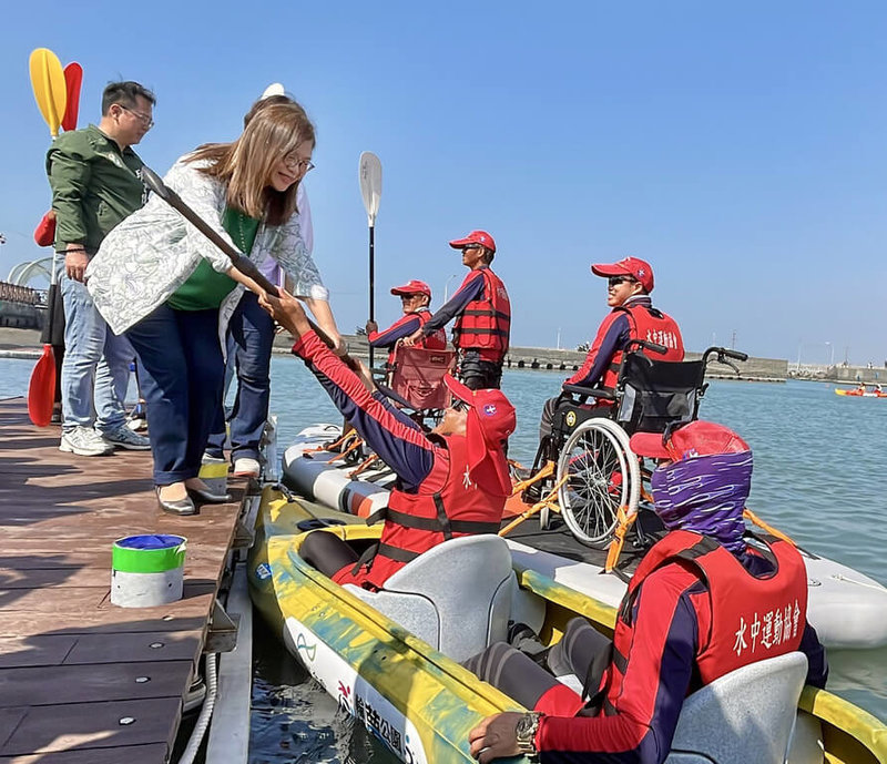 海洋委員會與水中運動協會16日在高雄彌陀漁港海岸光廊舉辦「勇敢逐浪、無礙前行」無障礙親海體驗活動，由海委會主委管碧玲（前左）主持，並在全台首座無障礙入水輔助平台進行遞槳啟航儀式。（海洋委員會提供）中央社記者張已亷傳真　114年11月16日