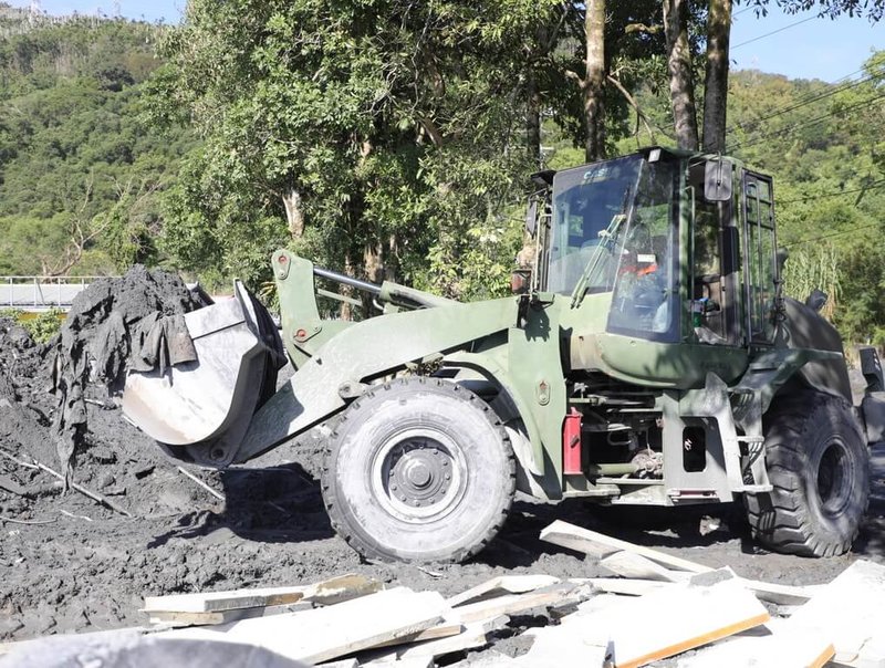 颱風鳳凰襲台期間致馬太鞍溪堰塞湖溢流,洪水泥流漫進花蓮縣萬榮鄉明利村、鳳林鎮長橋里,國軍第二作戰區17日派遣官兵深入災區執行環境整理作業。圖為工兵部隊駕駛推土機等重型機具協助清淤。(第二作戰區提供)中央社記者李先鳳傳真 114年11月17日