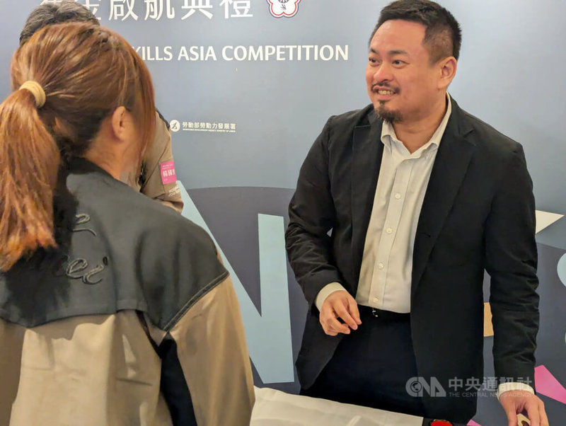 勞動部勞動力發展署17日在台北喜來登大飯店舉行「2025第3屆亞洲技能競賽奪金啟航典禮」，勞動部長洪申翰（右）出席致詞，並於會後與選手互動。中央社記者張雄風攝　114年11月17日