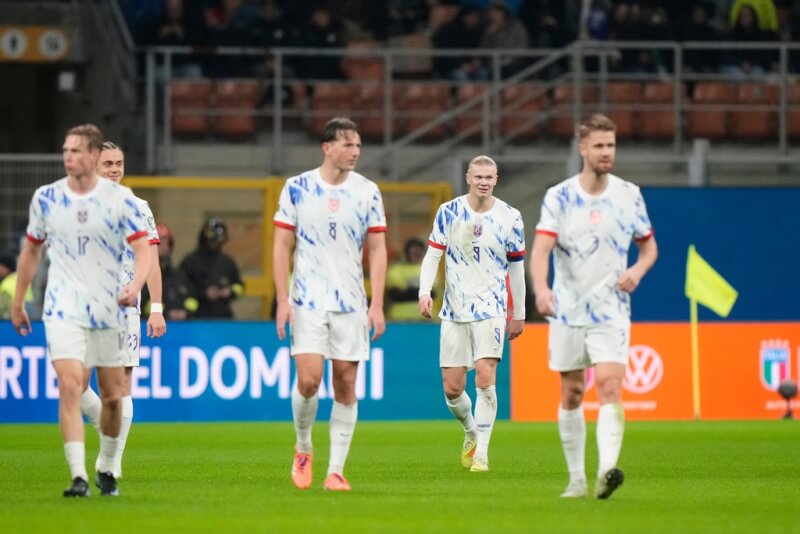 挪威暌違27年首次闖進國際足總世界盃，哈蘭德（右2）在16日與義大利的比賽中踢進2球。（美聯社）