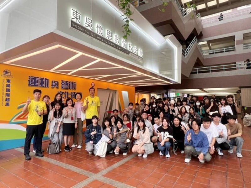 東吳大學和故宮博物院合作策辦「藝動雙溪－東吳×故宮運動與藝術文化特展」，呈現東吳超馬歷屆精彩影像，並精選故宮與運動相關的繪畫作品展出。（東吳提供）中央社記者許秩維傳真　114年11月17日