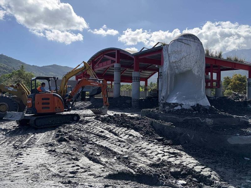 颱風鳳凰帶來風雨造成馬太鞍溪堰塞湖溢流,花蓮萬榮鄉明利部落的精神象徵「紋面阿嬤」雕像遭土石淹沒;花蓮縣政府團隊動員重型機具趕工清淤,讓雕像重現。雖然周遭環境仍是一片狼藉,但機具仍持續清理,期待儘快還給部落一個乾淨、安心生活空間。(花蓮縣政府提供)中央社記者李先鳳傳真 114年11月17日
