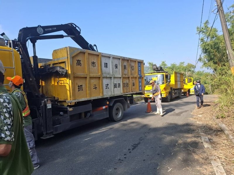 高雄燕巢區月世界山坡地遭人檢舉堆置生活廢棄物，環保局破袋檢查發現來自台南等地，嚴重影響環境。（高雄市環保局提供）中央社記者洪學廣傳真　114年11月17日