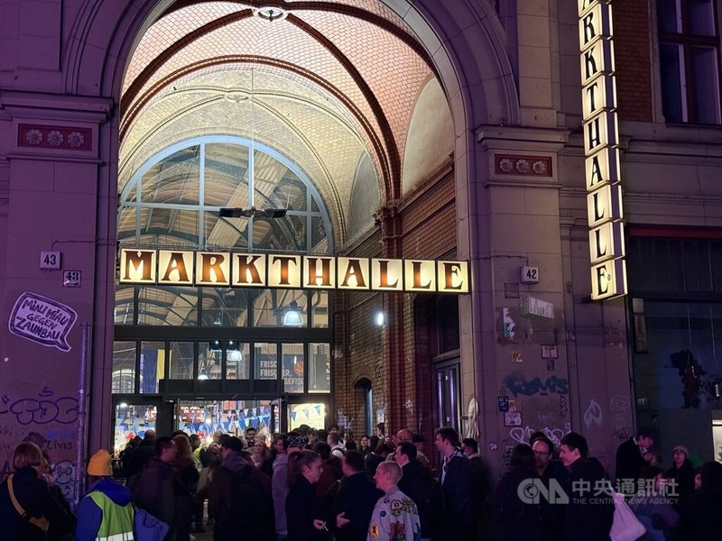 柏林九號市場在舉辦台灣夜市當天湧現大量人潮,這座建於19世紀工業革命時期歷史建築,是柏林最具代表性的傳統市場。中央社記者林尚縈柏林攝 114年11月17日