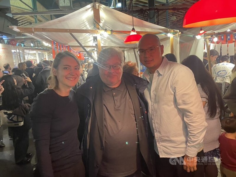 自由週主辦單位斯普林格自由基金會專案經理席普曼(Antje Schippmann)(左)、德台民間論壇主席包瑞翰(Reinhard Bütikofer)(中)與駐德代表處負責人權事務秘書戴溥序(右)在柏林九號市場合影。3人是推動與執行自由週台灣夜市的重要幕後推手。中央社記者林尚縈柏林攝 114年11月17日