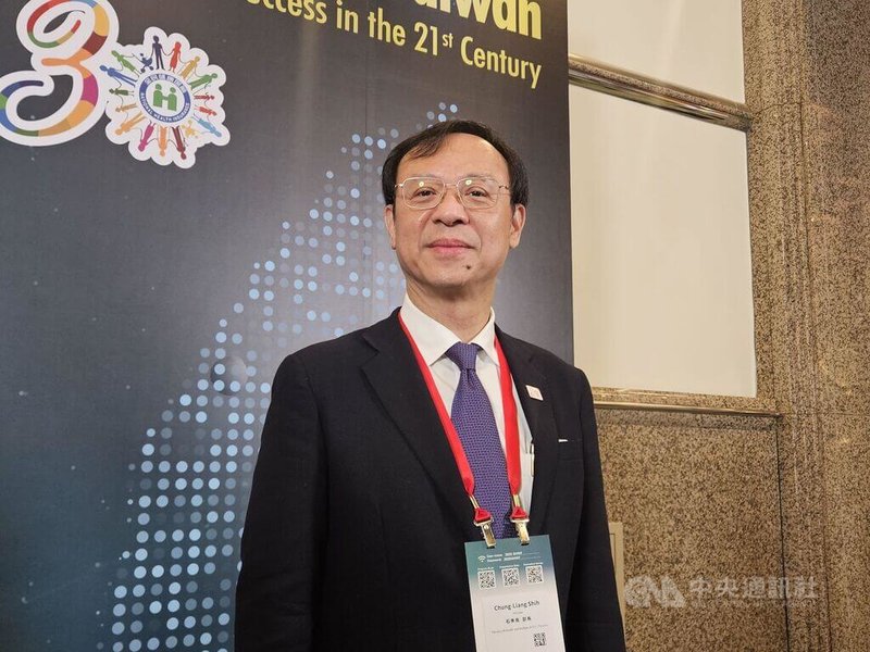 衛福部長石崇良17日出席「2025台灣全球健康福祉論壇」,會前接受媒體聯訪表示,後市場雞蛋擴大抽驗以「風險分層」方式進行,優先抽驗對象是噴印編號C蛋品,即一般籠飼生產。中央社記者陳婕翎攝 114年11月17日