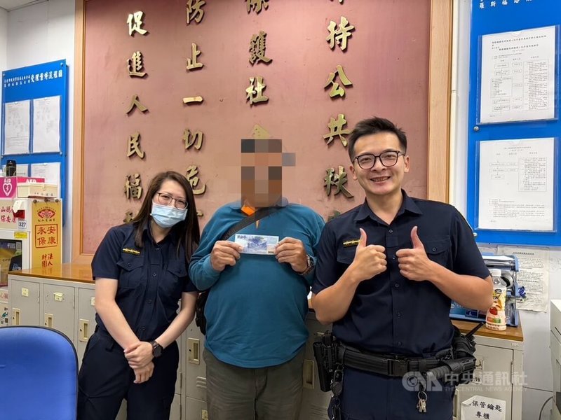 謝姓男子（中）日前騎車時沒將隨身包拉鍊拉好，新台幣1萬5000元薪資散落馬路。台北市羅斯福路派出所員警巡邏發現滿地現鈔，下車查看清點，隨即發現謝男騎車四處張望，經確認為失主後物歸原主，謝男頻向警方致謝。（翻攝照片）中央社記者黃麗芸傳真　114年11月17日