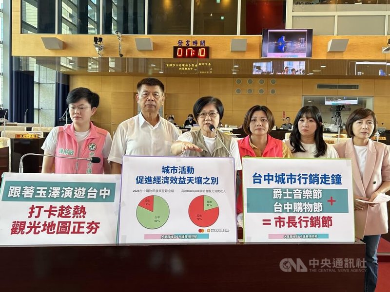 韓國藝人玉澤演近期在台中拍戲,時常貼文分享生活;民進黨台中市議員張芬郁(左3)17日呼籲市府應把握行銷城市的機會,開發「玉澤演台中地圖」,提升城市能見度。中央社記者趙麗妍攝 114年11月17日