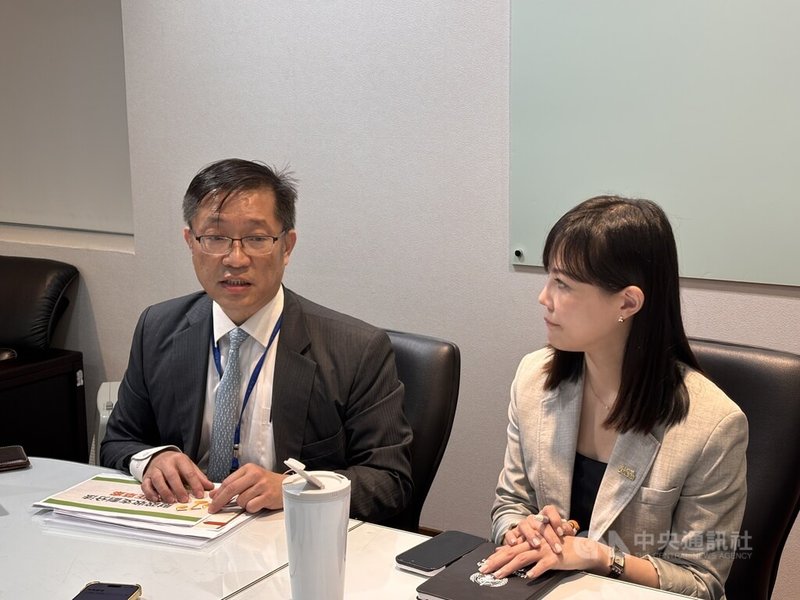 財政部國庫署長陳柏誠（左）17日指出，行政院版財劃法修正草案將納入土地面積、人口數、工業就業人口數、農林漁牧就業人口數、農林漁牧業產值共5項指標。中央社記者高華謙攝　114年11月17日