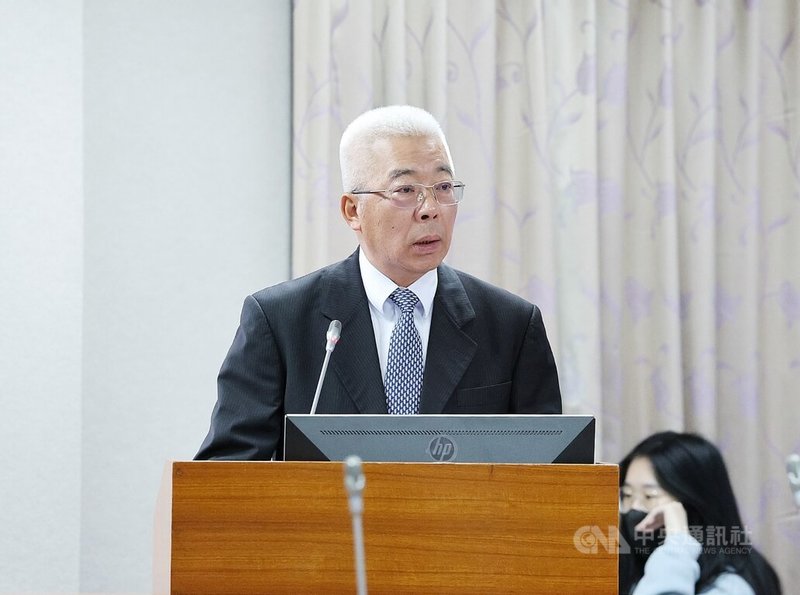 媒體報導中油觀塘接收站(三接)外推方案外廓防波堤新建工程涉及浮報工程預算,對此中油重啟行政調查。立委17日質詢時詢問調查何時完成,中油董事長方振仁(圖)表示,不會護短,希望一個月內完成行政調查。中央社記者郭日曉攝 114年11月17日