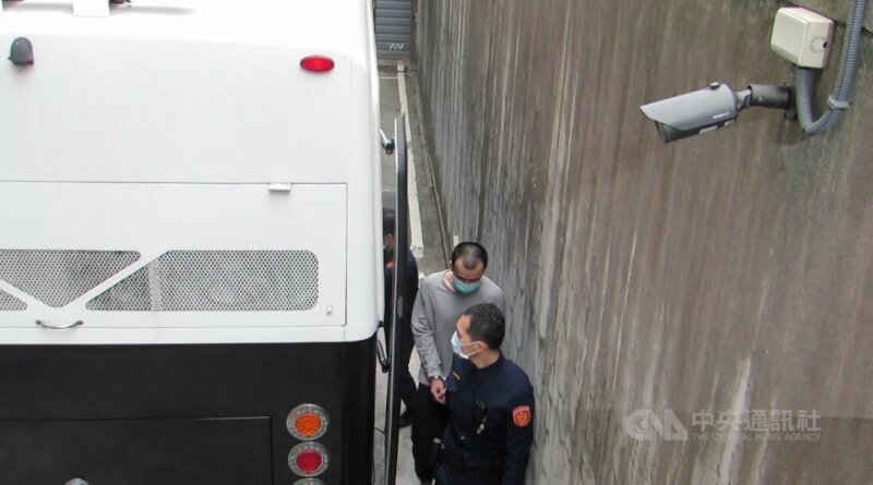 前SBL裕隆隊球員涉簽賭打假球案。圖為士林地方法院合議庭去年3月28日開庭，提訊在押的柯旻豪（中）到庭。（中央社檔案照片）