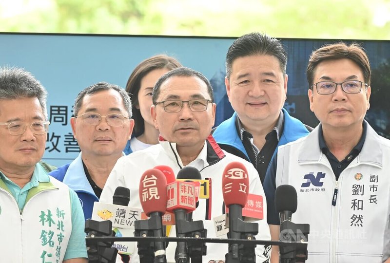 新北市長侯友宜（前中）17日接受媒體聯訪表示，國民人權、民主與自由，中國大陸不應干涉，政府也要提具體方式，讓人民更安心、自由。前右為新北市副市長劉和然。中央社記者王鴻國攝　114年11月17日