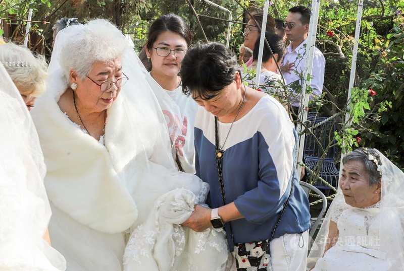 嘉義縣東石鄉蔦松社區溫馨舉辦「長者圓夢婚紗日」，17日在專業婚紗團隊協助下，10名長者穿上心中最嚮往禮服，留下人生亮麗一刻。中央社記者蔡智明攝　114年11月17日