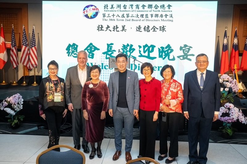 立法院副院長江啟臣16日率團出訪美國及巴拉圭，首站抵達美國於舊金山轉機，晚間抵達底特律，出席「北美洲台灣商會聯合總會總會長歡迎晚宴」。（立法院提供）中央社記者劉冠廷傳真　114年11月17日