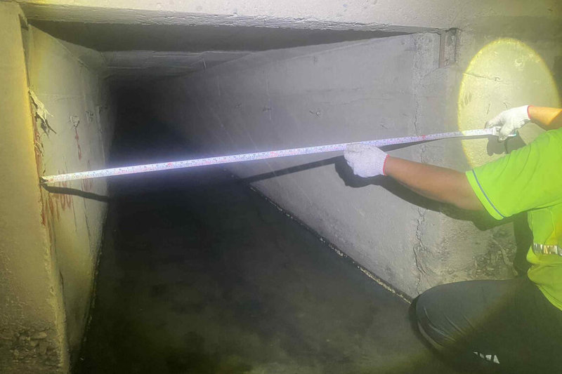 台南市水利局執行「113年度八掌溪至急水溪間箱涵修繕工程」，已於114年9月完工。圖為工作人員針對箱涵進行測量檢查。（台南市政府提供）中央社記者楊思瑞台南傳真　114年11月17日