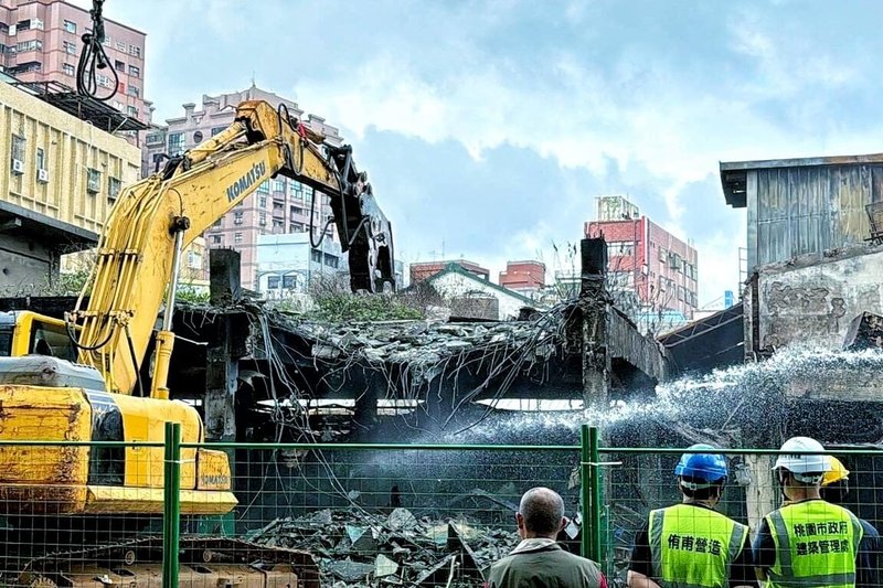 桃園市南門市場17日展開災損區域拆除工程,桃園市經發局表示,拆除完成後將採「原地復原」方式重建。(桃園市政府經濟發展局提供)中央社記者吳睿騏桃園傳真 114年11月17日