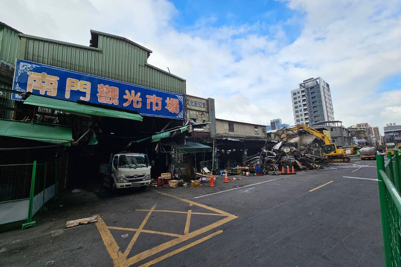 桃園市南門市場17日起展開災損區域拆除工程，拆除期間文化街（三民路－南華街）、南昌東街及南昌西街路段於11月17日至12月6日實施交通管制。（桃園市政府經濟發展局提供）中央社記者吳睿騏桃園傳真　114年11月17日