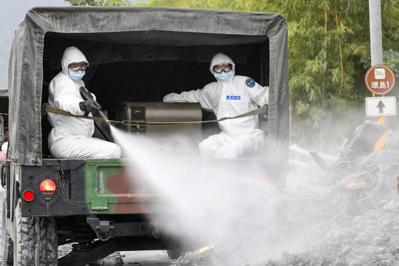 颱風鳳凰襲台期間致花蓮馬太鞍溪堰塞湖溢流,國軍深入災區執行清淤、障礙排除及環境整理,日前派遣MD-105重型消毒車,針對路旁淤泥及積水處實施環境消毒作業。(第二作戰區提供)中央社記者李先鳳傳真 114年11月17日
