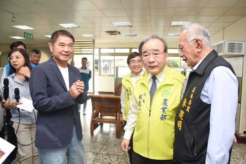 無黨籍立委陳超明（右1）17日邀立法院經濟委員會赴苗栗考察，針對縣府爭取設置冷鏈物流中心，農業部次長胡忠一（右2）表示，支持的態度不變，新建工程應可按顧問公司規劃的期程持續推進。前左為苗栗縣長鍾東錦。（苗栗縣政府提供）中央社記者管瑞平傳真　114年11月17日