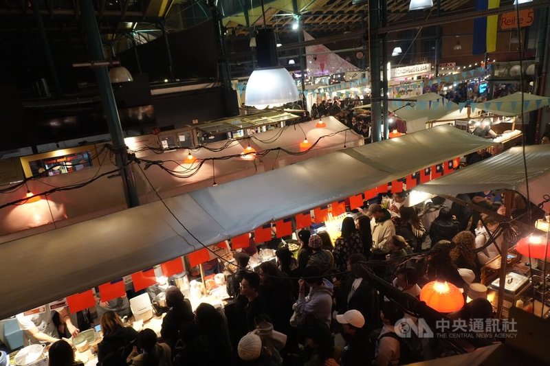 柏林自由週活動「台灣夜市」在九號市場登場，滷肉飯、豆花、大腸包小腸等台灣小吃吸引大批台僑與當地民眾排隊品嚐，市場兩側走道被擠得水泄不通，現場宛如縮小版台灣真實夜市。中央社記者林尚縈柏林攝　114年11月17日