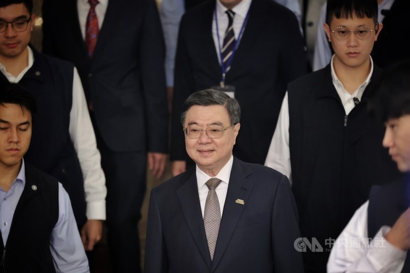 立法院會14日三讀通過財劃法修正案。行政院長卓榮泰（前中）17日出席公開活動時受訪表示，與地方政府談過後，20日行政院會將討論政院版財劃法；立法院通過的新修財劃法問題，比過去公式計算錯誤還大，對於立法院在野黨團突然通過，行政院會全面迎戰。中央社記者王飛華攝　114年11月17日