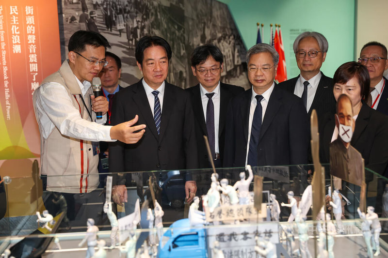 總統賴清德(前左2)17日上午赴新北市林口出席國家檔案館開幕典禮,並參觀館內展覽及館藏。中央社記者吳家昇攝 114年11月17日