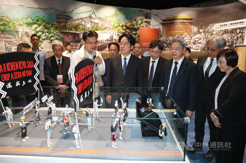 總統賴清德（前右5）17日上午赴新北市林口出席國家檔案館開幕典禮，並在經濟部長龔明鑫（前右3）、國發會主委葉俊顯（前右4）等人陪同下參觀館內展覽。中央社記者吳家昇攝　114年11月17日