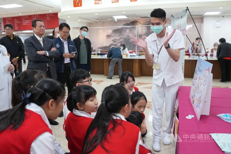 台北榮總與中華民國兒童燙傷基金會17日北榮大廳舉辦「2025兒童燙傷宣導週」活動,曾是燒燙傷病友的台北市消防局長莫懷祖(後左2)也到場關心。中央社記者徐肇昌攝 114年11月17日