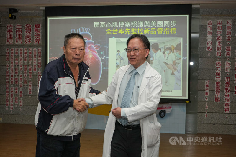 洪姓男子（左）2025年7月急性心肌梗塞，受惠於「到院前救護車心電圖判讀跨院合作計畫」，即時搶回一命。他17日向屏東基督醫院心臟內科醫師郝繼隆（右）致謝。中央社記者黃郁菁攝　114年11月17日